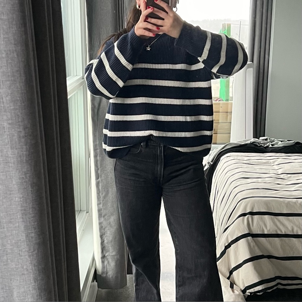 Hollister Women's Navy and Cream Striped Sweater